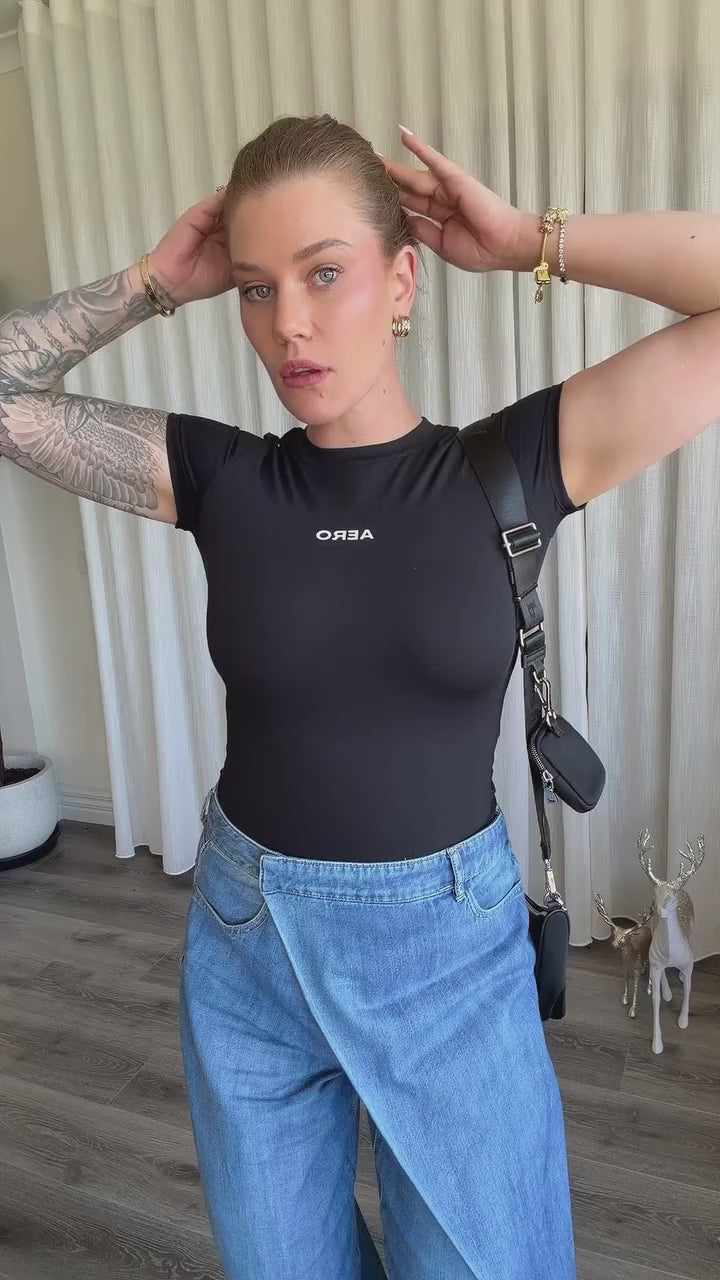 The beautiful @kellyarvan_ wearing the ‘Black Seamless Tee’ 🖤